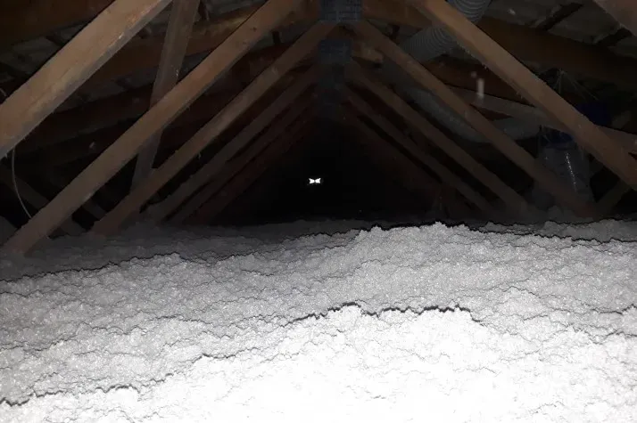 ISOLASUD - Isolation par soufflage de ouate de cellulose Isocell sous toiture - Cerèt